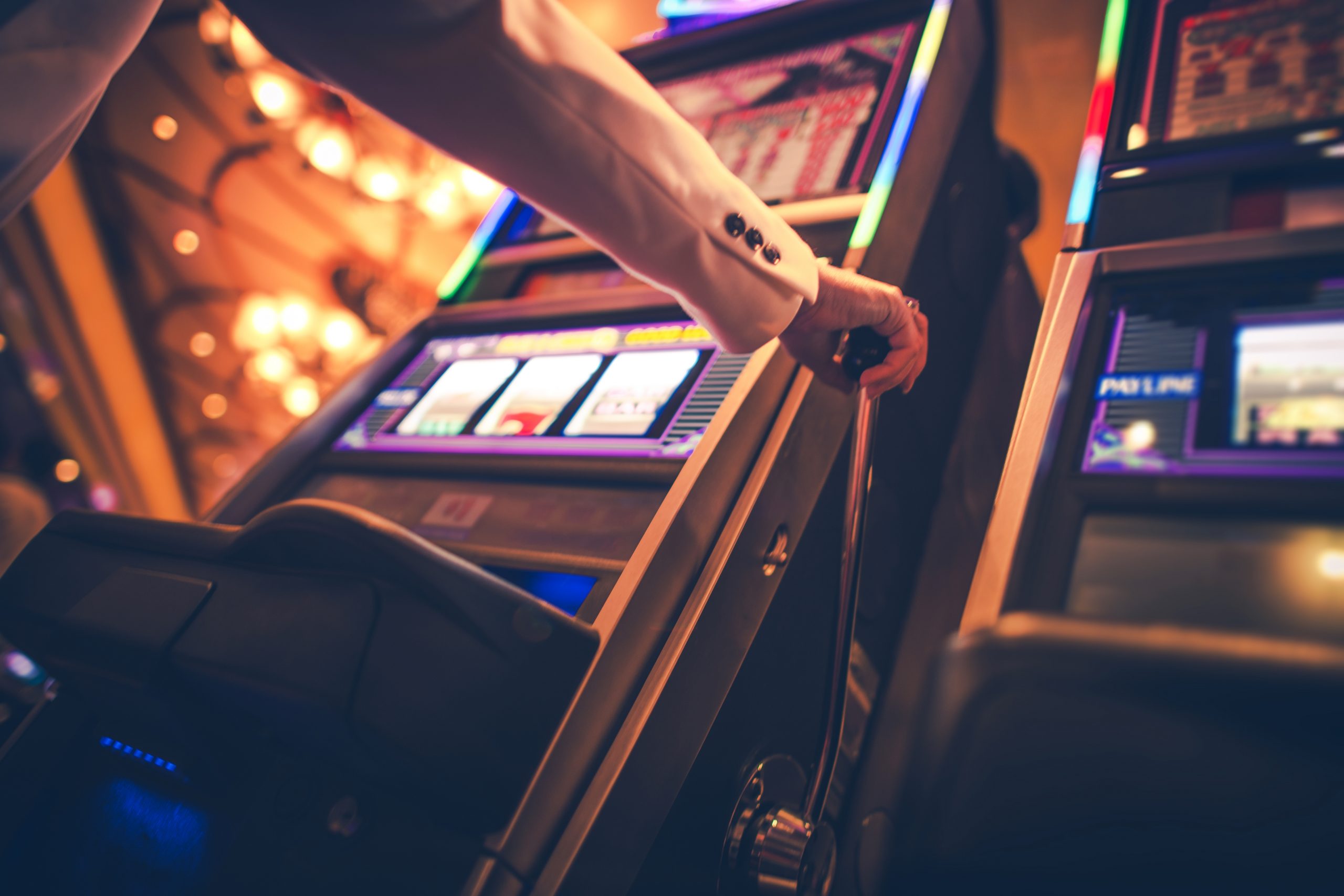 The Pros and Cons of Playing Online Casino Slots